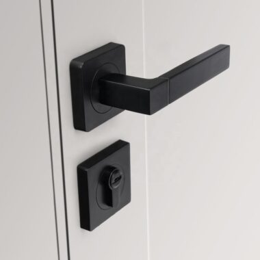 lever door handle for toilet door