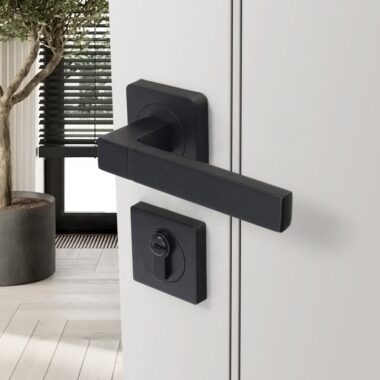lever door handle for toilet door